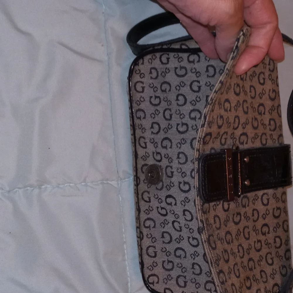 EUC Guess hand bag - Picture 3 of 4